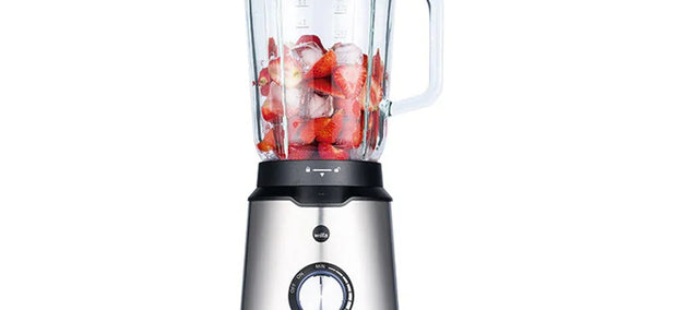 Wilfa Smooth Standmixer mit Glaskrug voller Früchte auf der Küchenzeile