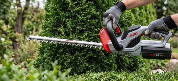 AL-KO HT 4055 Akku-Heckenschere schneidet eine Thuja-Hecke