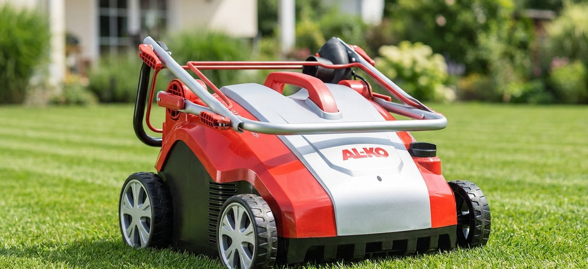 AL-KO Combi Care 36 E Comfort Elektro-Vertikutierer mit eingeklapptem Holm auf gepflegtem Rasen