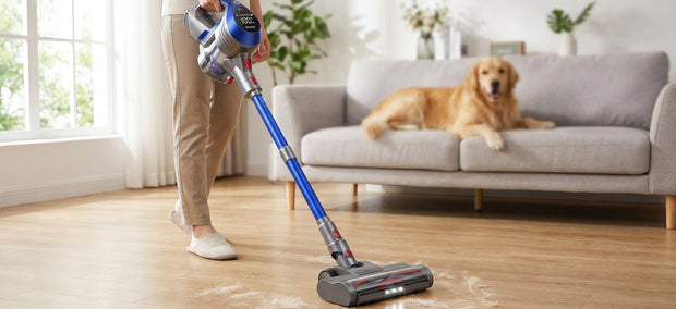 Moosoo AC1 Akku-Staubsauger mit Display saugt Tierhaare vom Holzboden, Hund auf dem Sofa