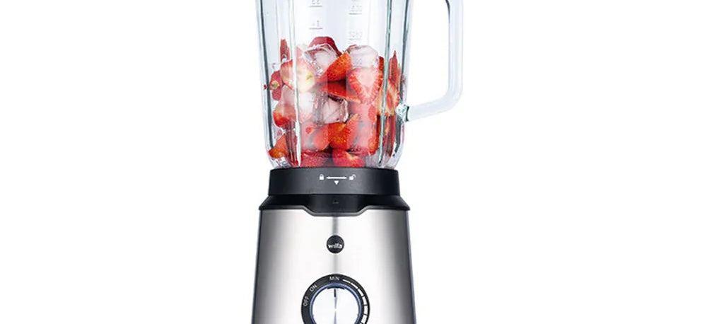 Wilfa Smooth Standmixer mit Glaskrug voller Früchte auf der Küchenzeile