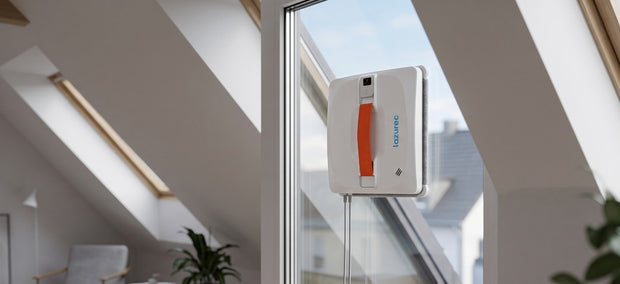 Lazurec A9 Pro Fensterputzroboter reinigt ein senkrechtes Dachfenster