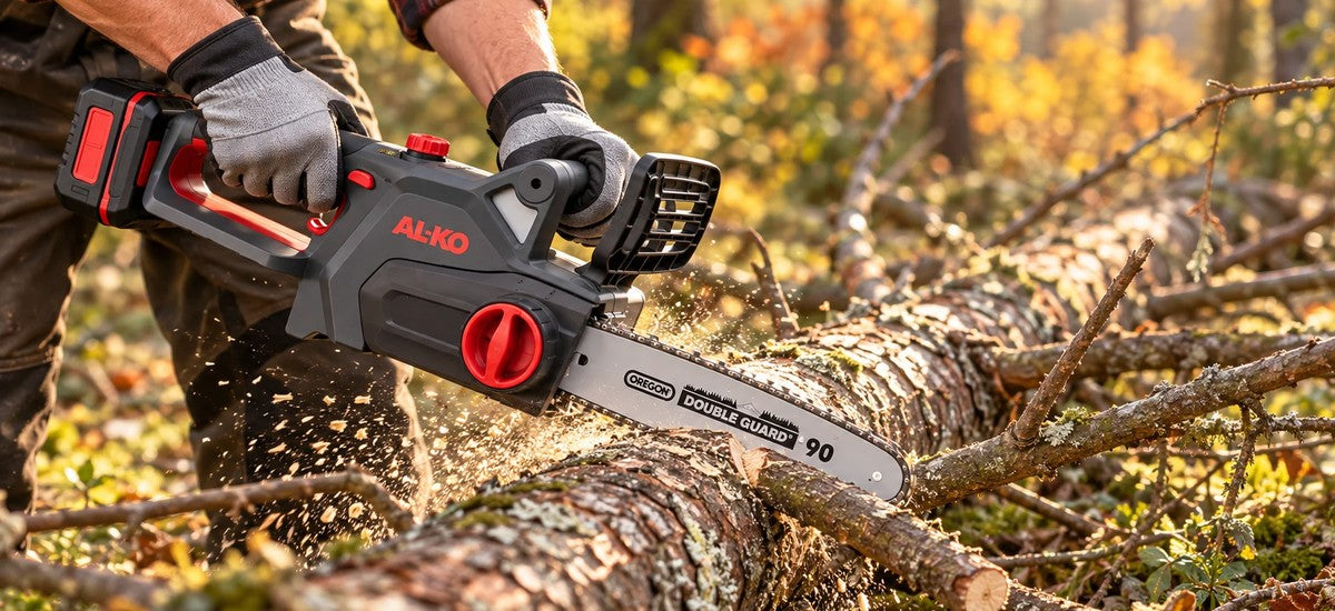 AL-KO CS 1825 Akku-Kettensäge beim Entasten eines gefällten Baumstamms im herbstlichen Wald
