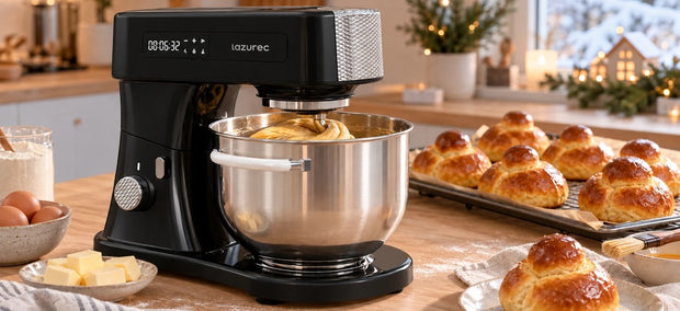 Lazurec Bakara Mix ONE knetet goldgelben Briocheteig in der Edelstahlschüssel, daneben frisch gebackene Brioche