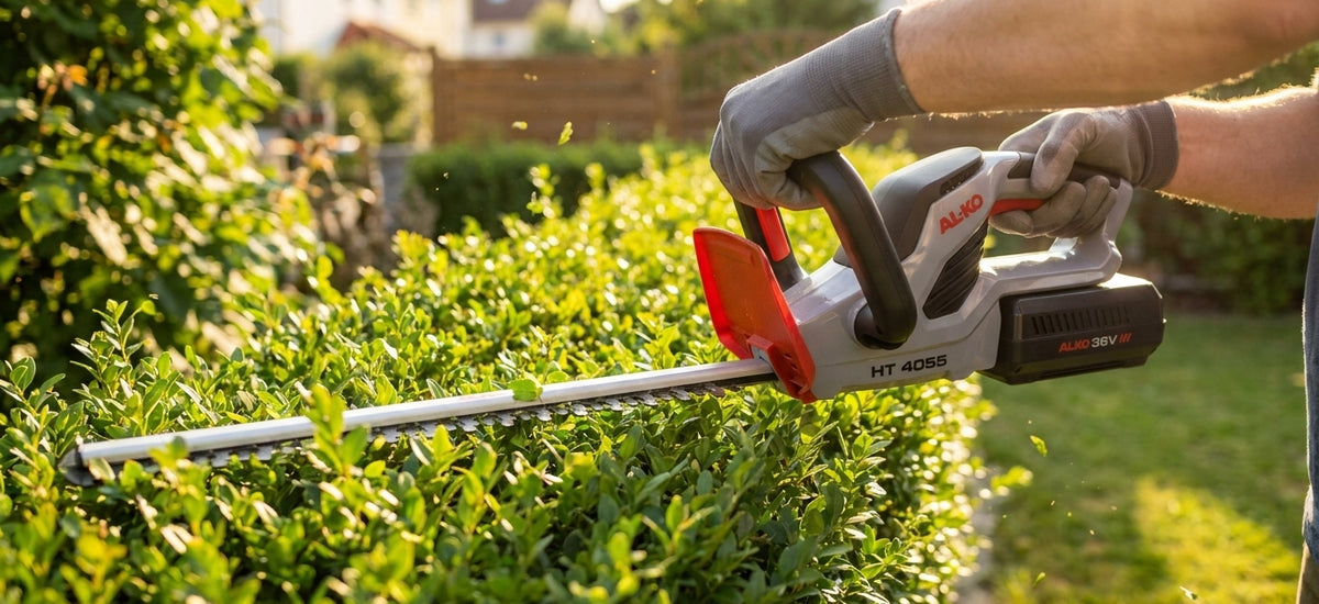 Akku-Heckenschere AL-KO HT 4055 schneidet eine Gartenhecke – NIVAROQ Ratgeber
