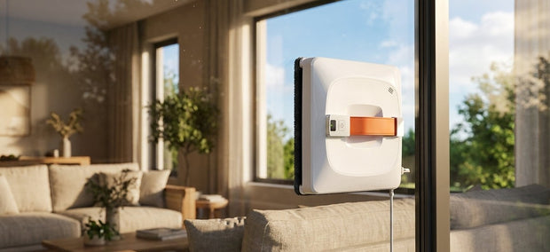 Fensterputzroboter Lazurec A9 Pro an einem grossen Fenster im hellen Wohnzimmer