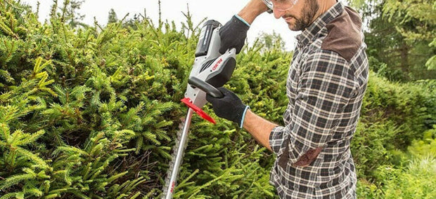 Akku-Heckenschere schneidet eine dichte Hecke im Garten – NIVAROQ