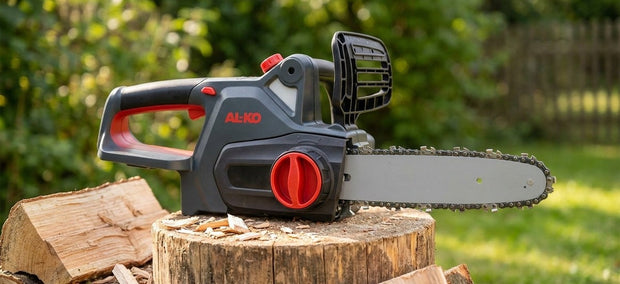 Akku-Kettensäge auf einem Baumstumpf im Garten mit Brennholz – Ratgeber zum Reinigen und Pflegen