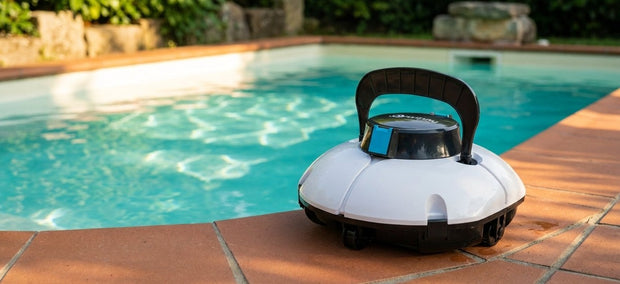 Kompakter Akku-Poolroboter am Rand eines kleinen Gartenpools – NIVAROQ Ratgeber