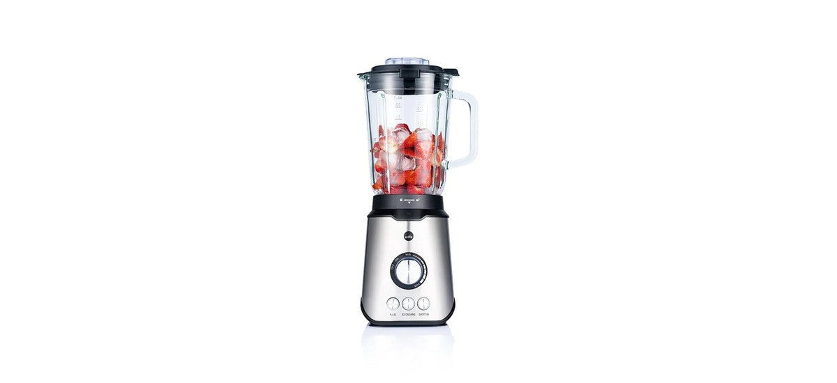 Standmixer mit Glaskrug voller Erdbeeren und Eis für Crushed Ice und Frozen Cocktails