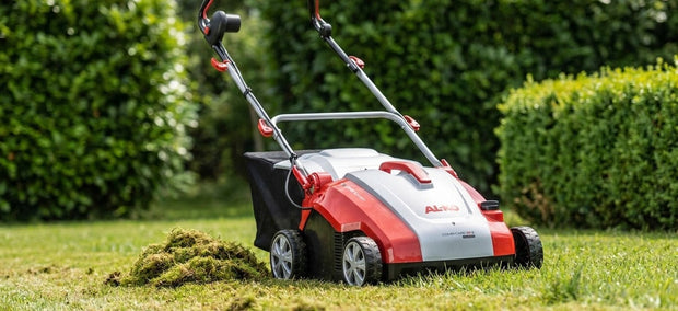 AL-KO Elektro-Vertikutierer Combi Care 36 E Comfort vollständig sichtbar auf dem Rasen