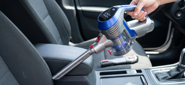 Moosoo AC1 Akku-Staubsauger mit Fugendüse beim Reinigen des Autositzes