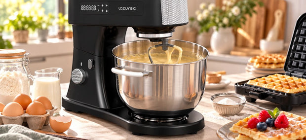 Lazurec Bakara Mix ONE Küchenmaschine mit Waffelteig in der Edelstahlschüssel, daneben Waffeleisen und frische Waffeln