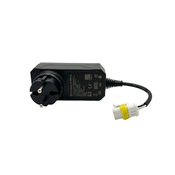 Netzteil mit EU-Stecker: schwarze Einheit, Kabel und gelb markierter Stecker