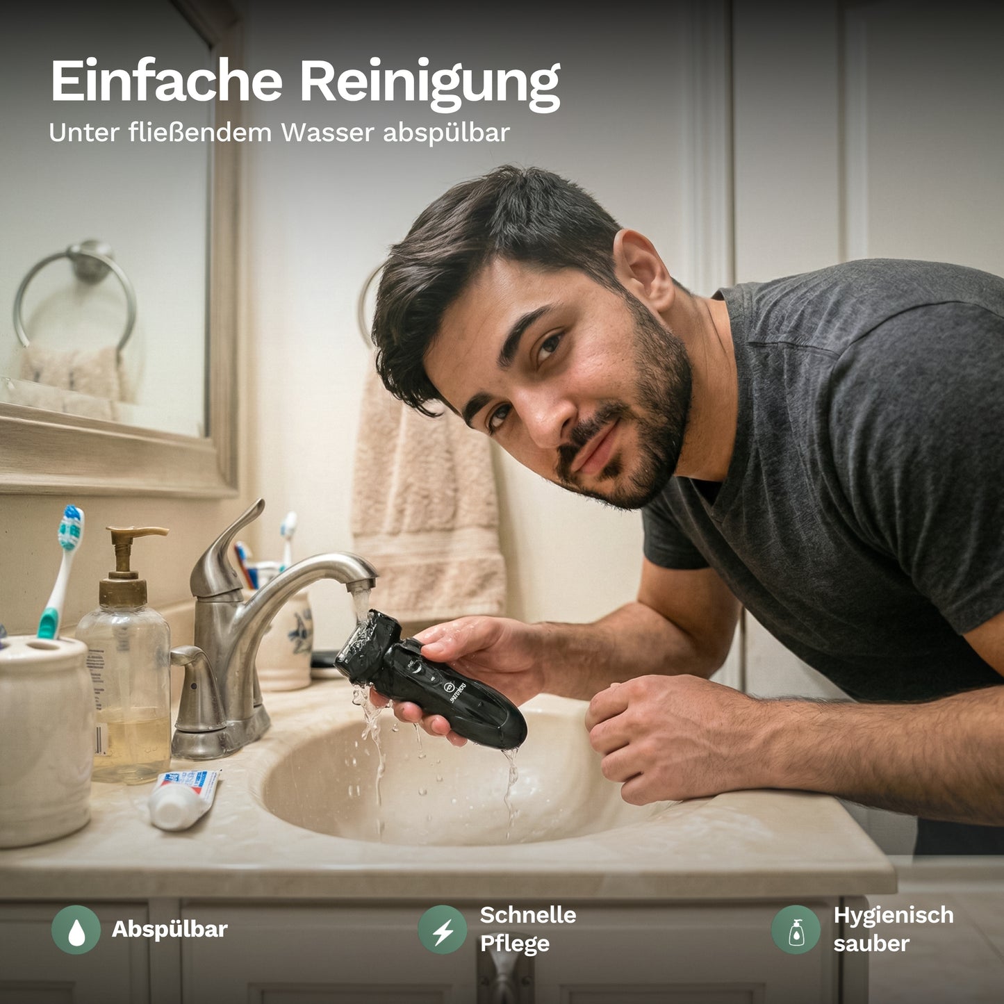 Elektrorasierer unter fließendem Wasser, schwarzer Scherkopf