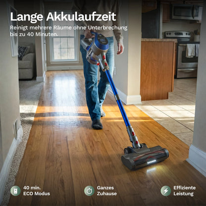 Akku-Staubsauger im Einsatz auf Holzfußboden, blauer Griff mit Bodendüse