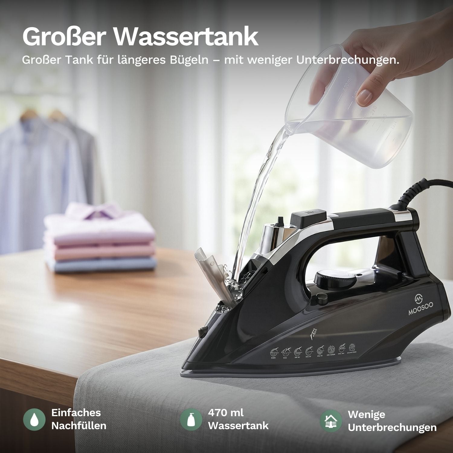 Dampfbügeleisen beim Nachfüllen: Wassertank offen, transparente Kanne
