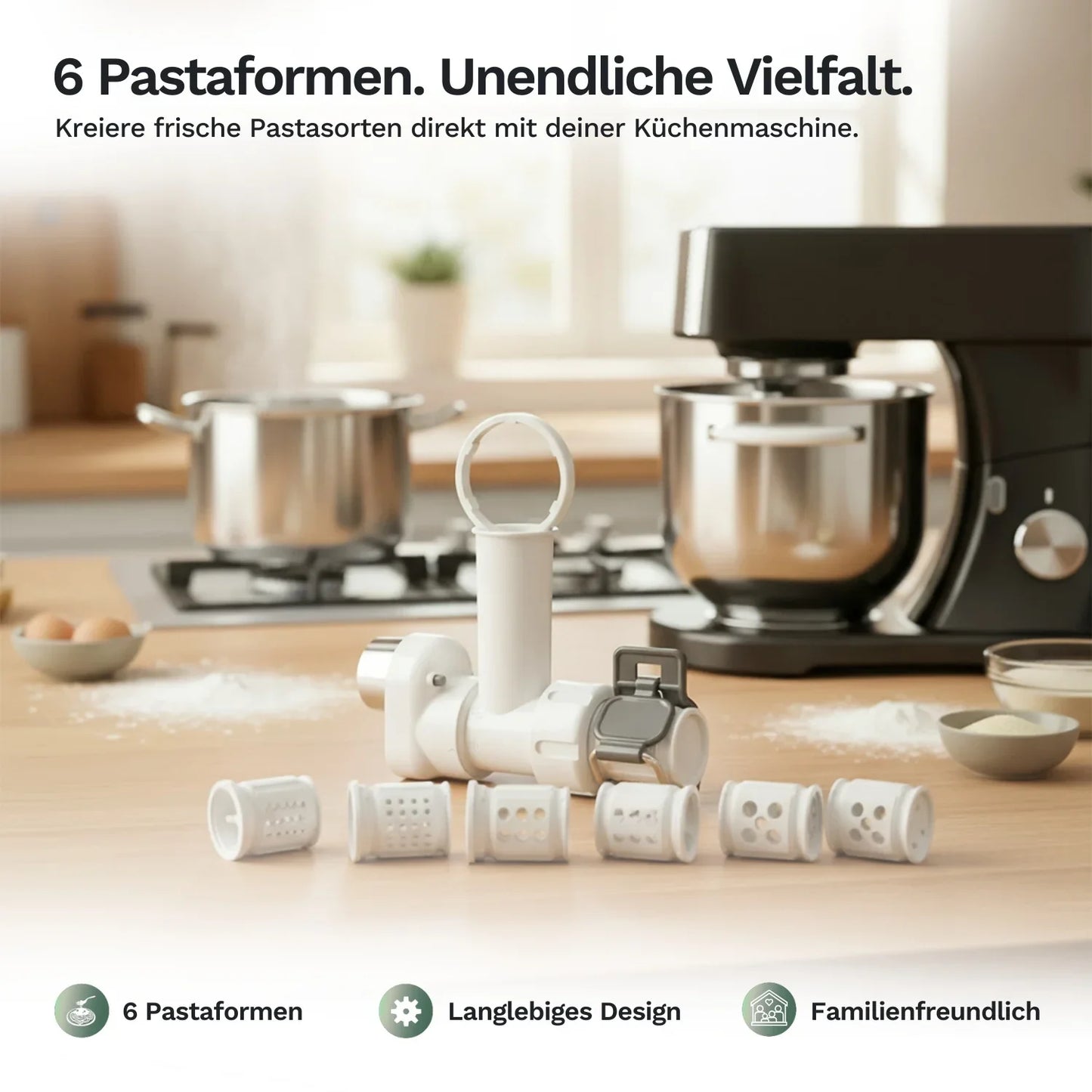 Nudelpresse mit mehreren Pastaformen auf Küchenarbeitsplatte