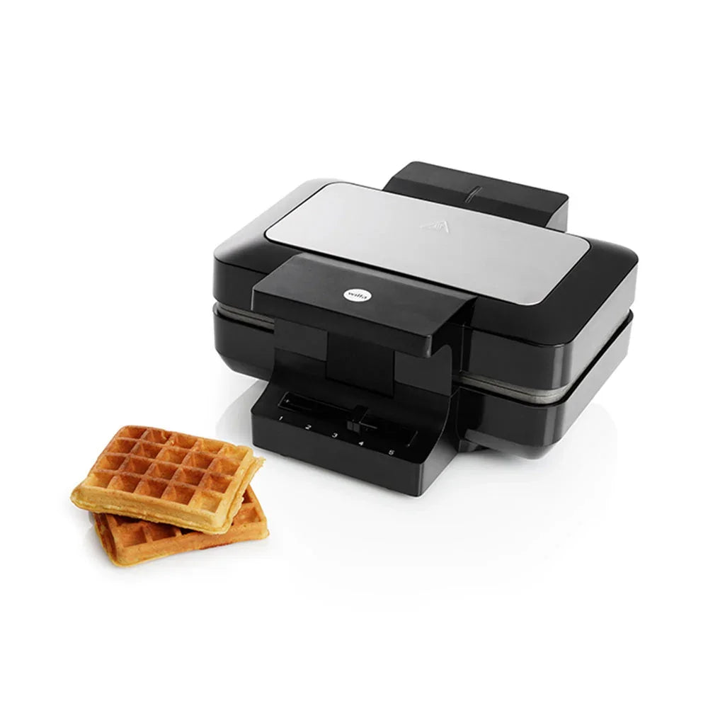 Belgisches Waffeleisen mit geöffneten Platten, schwarze Bauform, bereit zum Waffelbacken