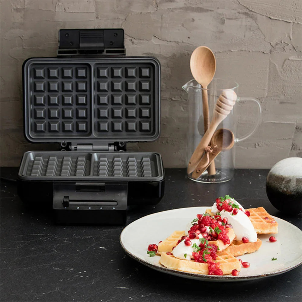 Belgisches Waffeleisen mit geöffnetem Deckel und Waffelplatten, quadratisches Prägemuster