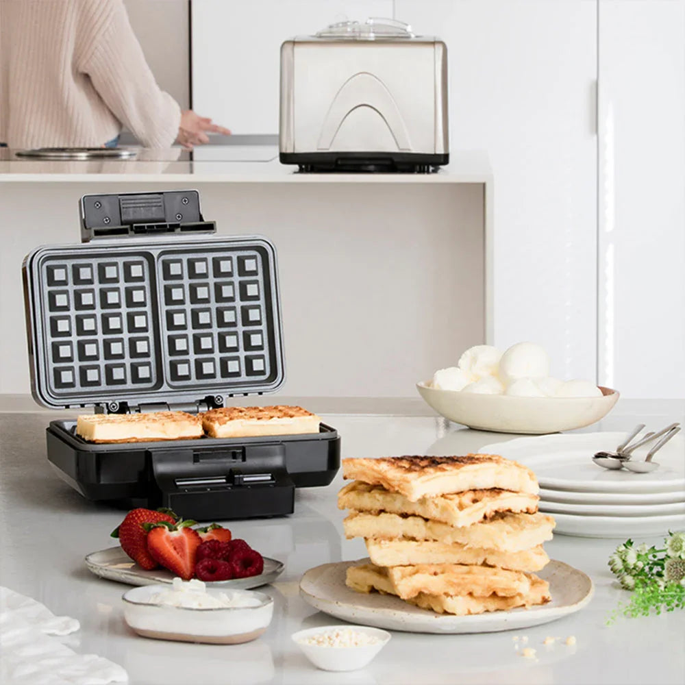Belgisches Waffeleisen im Einsatz: geöffnetes Gerät mit gestapelten Waffeln