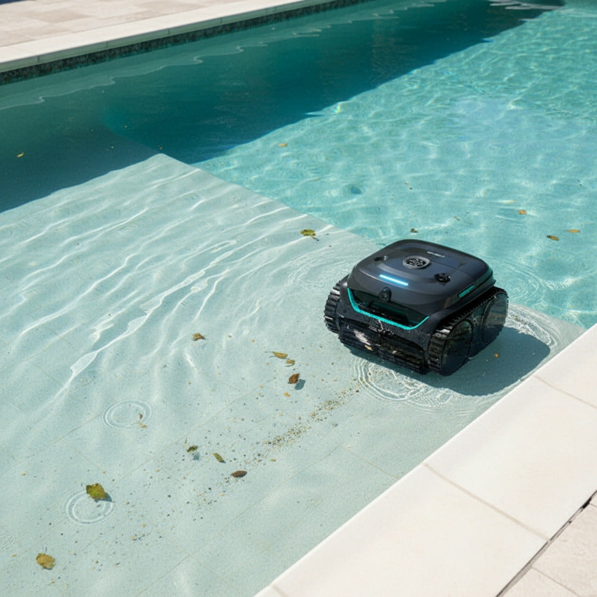 Poolroboter fährt über den Poolboden und entfernt Blätter sowie Schmutz aus dem Wasser