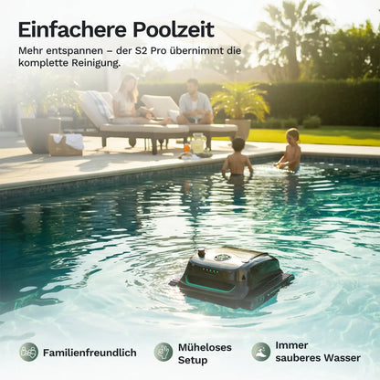 Poolroboter im Wasser nahe der Beckenoberfläche, grüne LED am Gerät