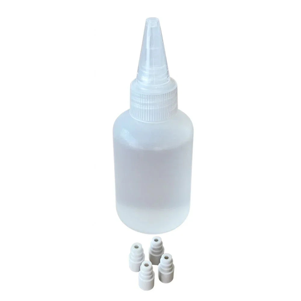 Nachfüllflasche mit mehreren kleinen Schraubaufsätzen